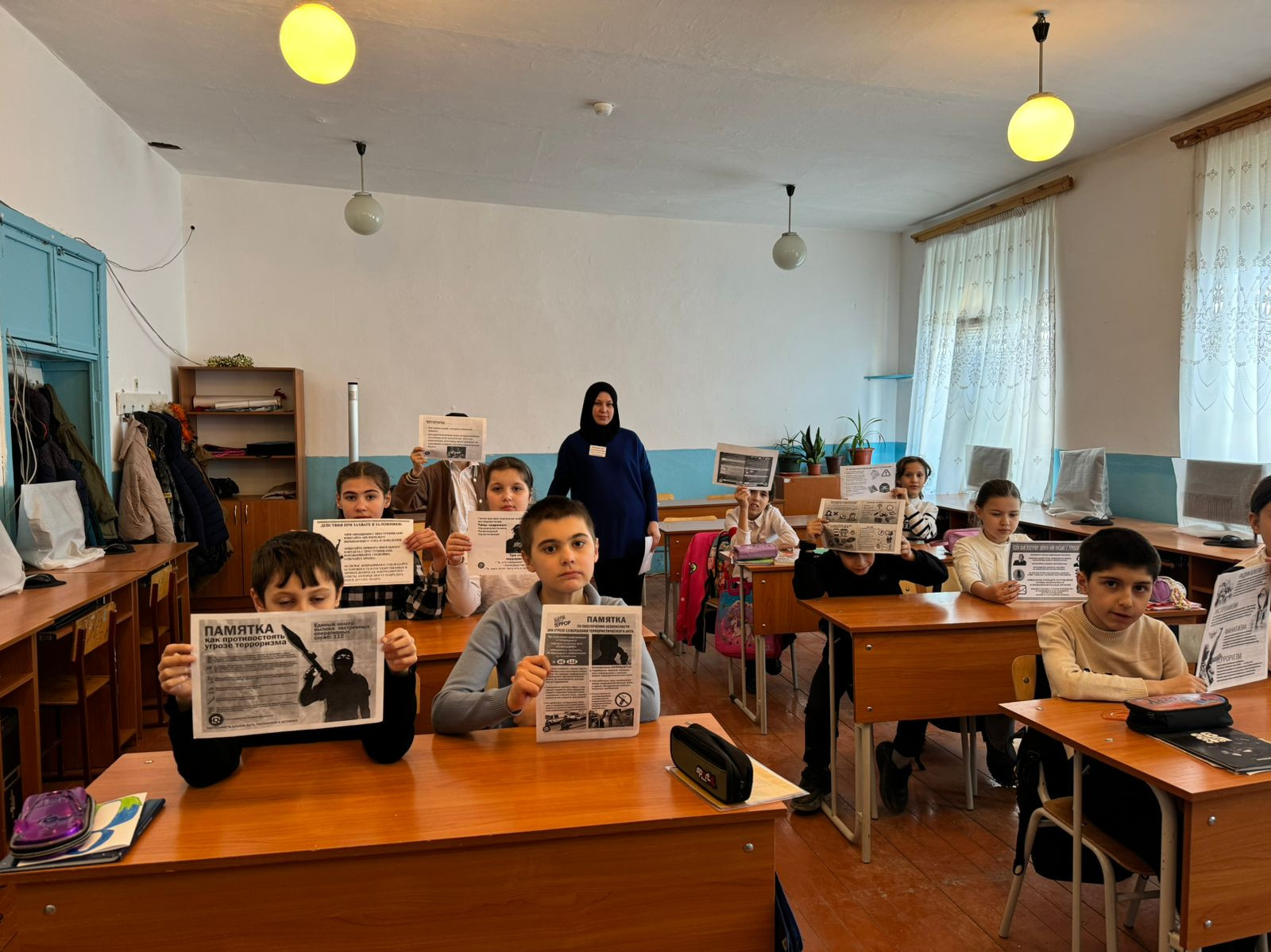 Специалист по работе семьей и детьми Алиева Максалина провела беседу с учениками 5-го класса.